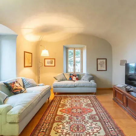 Historic Castle Overlooking Garfagnana Valley Semesterbostad
