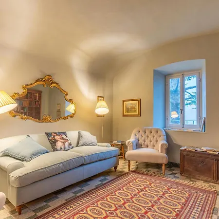 Historic Castle Overlooking Garfagnana Valley Semesterbostad
